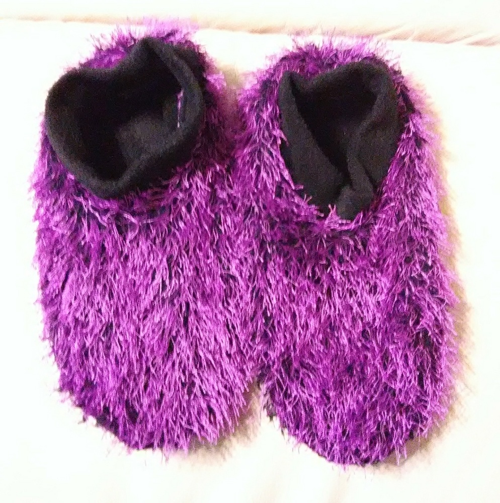 4/$30 🆕WOT ***💜Purple & 🖤black cozy slippers